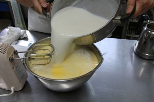 三輪さんの卵でプリン：卵と牛乳をあわせる